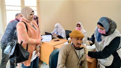 محافظ الفيوم: ١١٦ ألف مواطن تلقوا لقاح كورونا بحملة طرق الأبواب