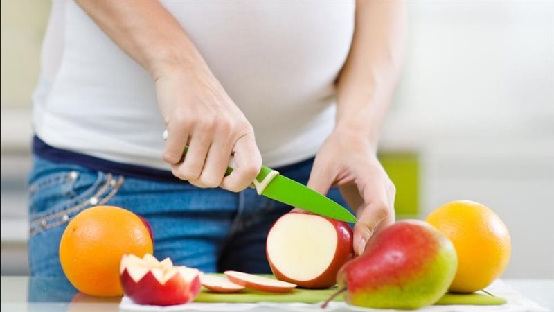  تناول الفاكهة للمرأة
