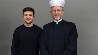 لا تأتوا لتقتلونا.. مفتي أوكرانيا يخلع عمامته ويرتدي الزي العسكري | فيديو وصور