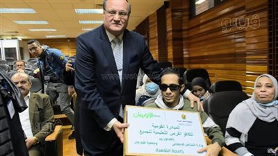 جامعة القاهرة تنظم احتفالية لتوزيع أجهزة 