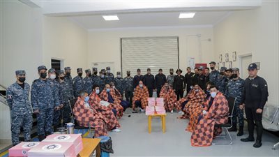 القوات البحرية تنجح في إنقاذ طاقم سفينة نقل بضائع بعد تعرضها للغرق