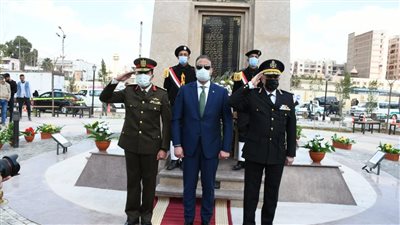 محافظ الفيوم يضع إكليلا من الزهور على النصب التذكاري للشهداء
