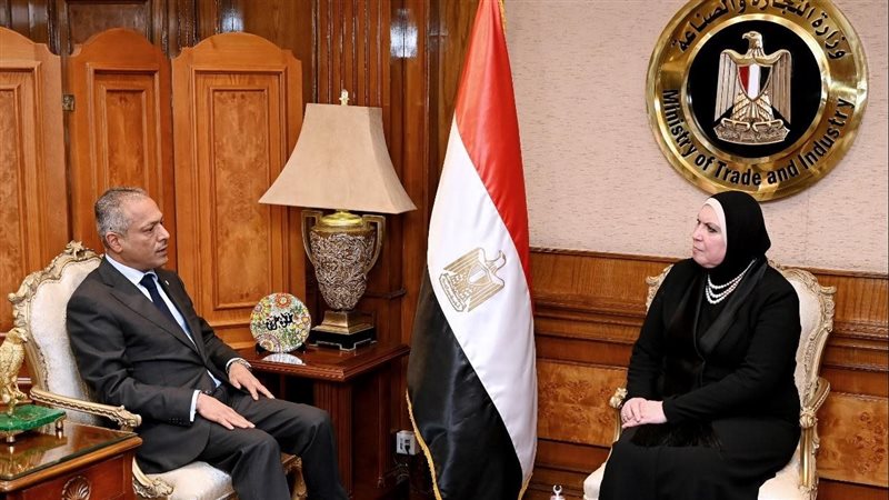 وزيرة التجارة مع