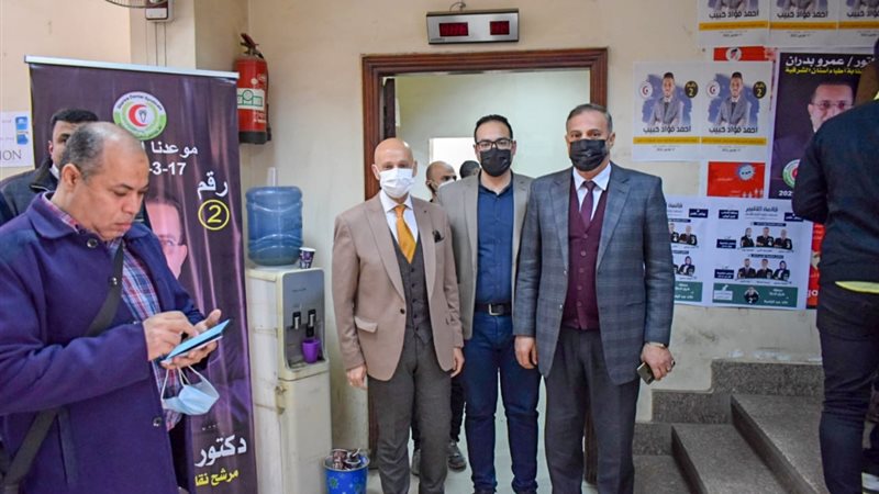 جانب من متابعة الانتخابات