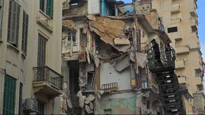 مصرع شاب وإصابة والده في انهيار سقف عقار بالإسكندرية