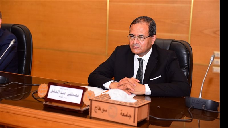 الدكتور مصطفي عبد