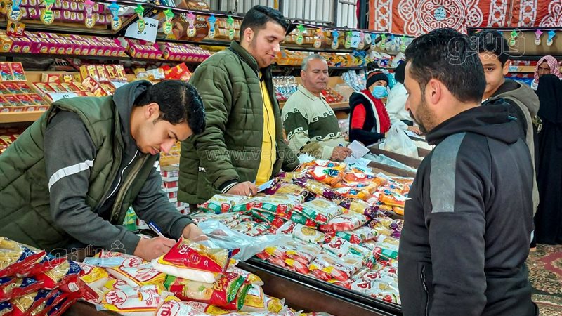  توافد المواطنين
