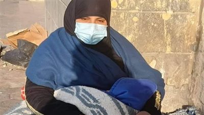 في عيد الأم.. شروق تحلم ببيت يحميها وطلفها من الشارع| صور 