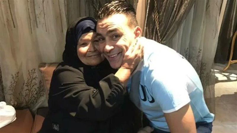 عصام الحضري ووالدته
