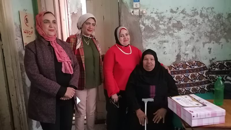 مع أحدي امهات الشهداء