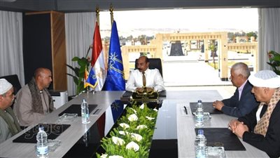 لإحكام السيطرة على الأسعار.. محافظ أسوان يلتقي بوفد من تجار الخضروات والفاكهة