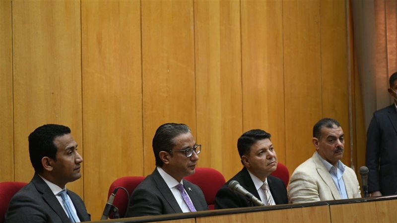 محافظ الفيوم يلتقي