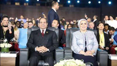 السيسي وقرينته يلتقطان الصور التذكارية مع عظيمات مصر في يوم تكريم المرأة المصرية