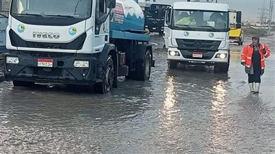 مسئولو الإسكندرية ينتشرون في الشوارع لشفط مياه الأمطار | صور