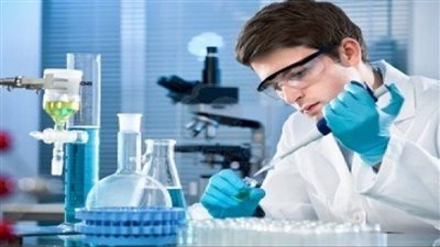فني معمل أم طبيب.. من يحق له إدارة معامل التحاليل الطبية؟