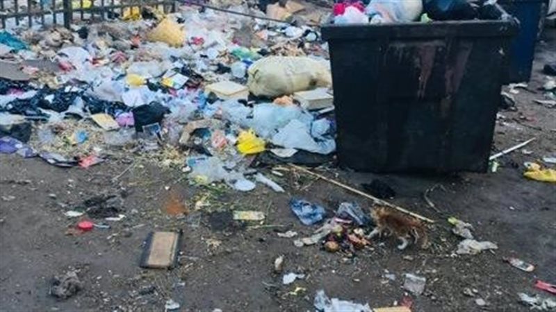 مخلفات بالشوارع 