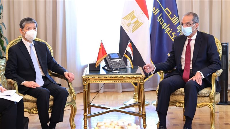 وزير الاتصالات والسفير