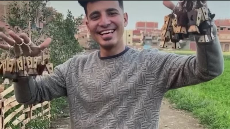 شاب يوزع فوانيس مجانا
