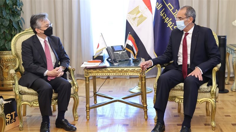 وزير الاتصالات والسفير