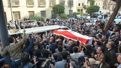 بكاء ولف الجثمان بعلم مصر.. 15 صورة ترصد جنازة رجائي عطية 