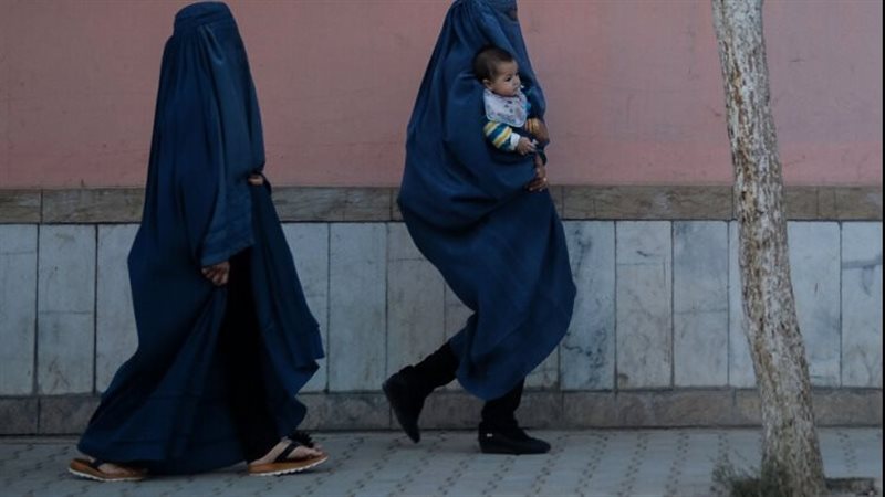 طالبان تحظر سفر النساء