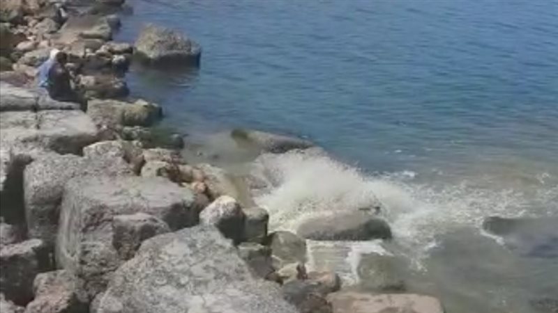 ماسورة صرف صحي بشاطئ