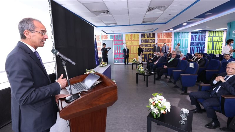 وزير الاتصالات خلال