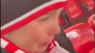 بعد اقتراب تجديد عقده مع ليفربول..بكاء شديد لطفل شاهد محمد صلاح بالملعب|فيديو 