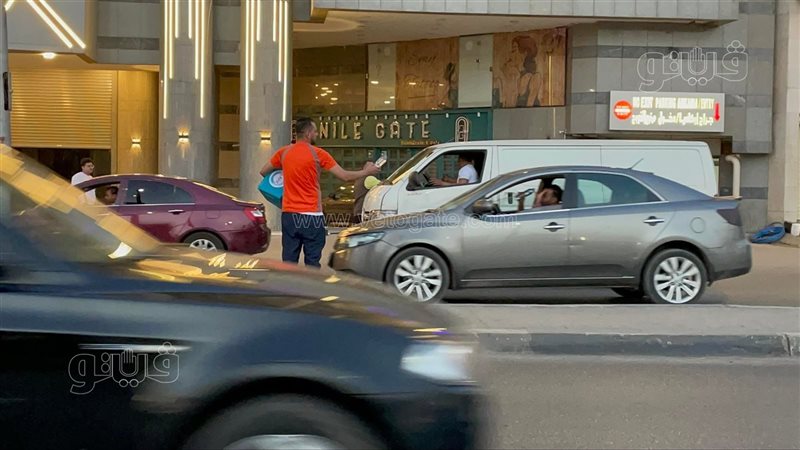 توزيع المياه والبلح