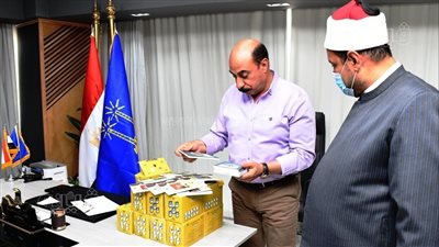 محافظ أسوان يتسلم سلسلة كتب 