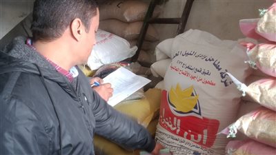 تموين العامرية بالإسكندرية تضبط طن دقيق مجهول المصدر بمخبز سياحي