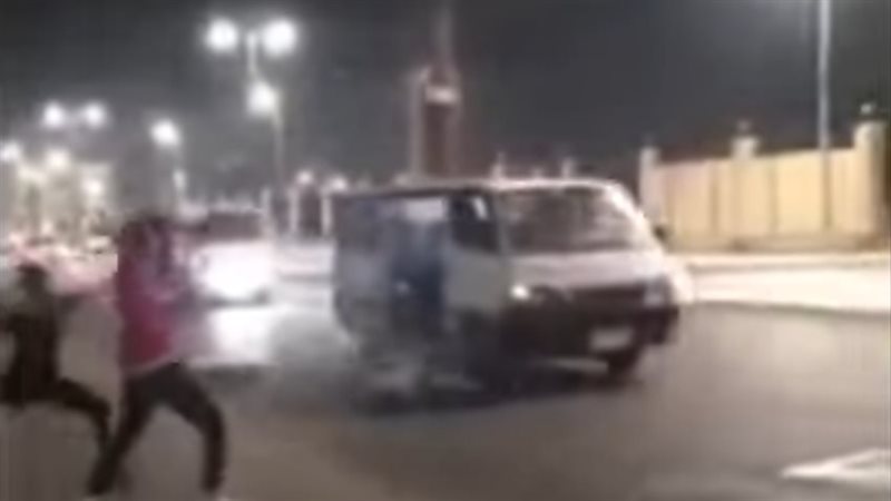 إلقاء أكياس مياه