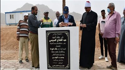 محافظ جنوب سيناء يضع حجر أساس مسجد الهجن وقرية التراث والعزب بمضمار الهجن 