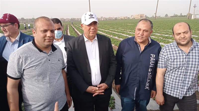وزير الزراعة يزور