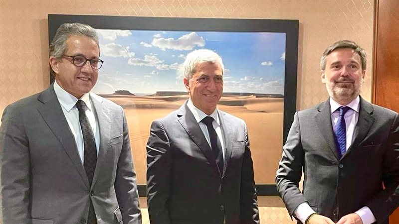 اجتماع وزير السياحة