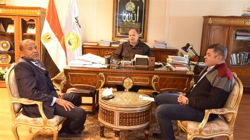 اجتماع محافظ أسيوط