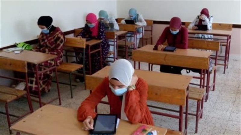 طلاب الصف الأول الثانوي
