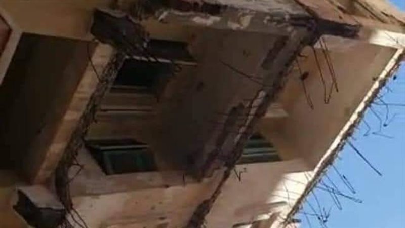 انهيار شرفتي عقار