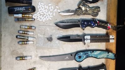 ضبط محاولة تهريب أسلحة بيضاء ومواد وأقراص مخدرة بمطار القاهرة