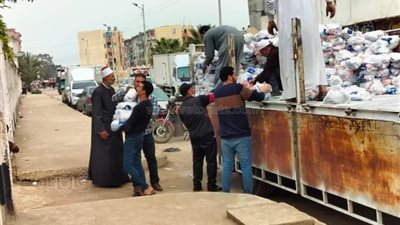 بشائر الخير من الأوقاف.. توزيع 100 ألف شنطة غذائية على 10 محافظات