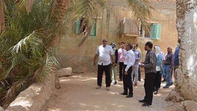محافظ الوادي الجديد يبحث تطوير منطقة عزبة البلايلة بالخارجة