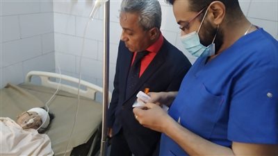 وكيل وزارة الصحة بقنا يتابع حالة مصابي حادث الطريق الصحراوي | صور