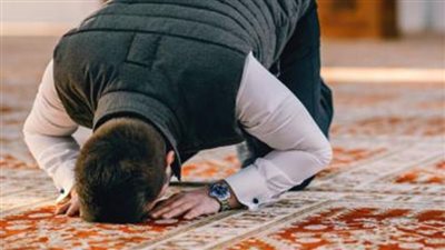 تفسير حلم صلاة العشاء في المنام وعلاقته بالربح بالتجارة وزوال الهموم