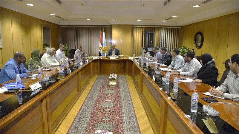 اجتماع محافظ أسيوط