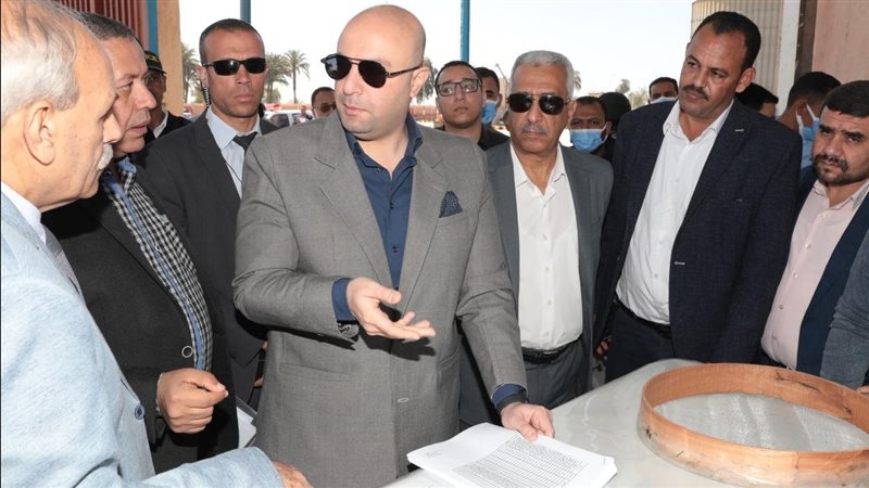 محافظ بني سويف يراجع