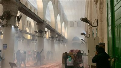 عشرات الجرحى والمصابين.. آخر تطورات الأوضاع في المسجد الأقصى | فيديو وصور 