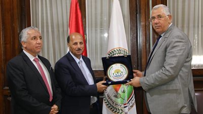 وزير الزراعة يكرم الدكتور حمدي موافي الفائز بالميدالية الذهبية في معرض جنيف الدولي للابتكارات