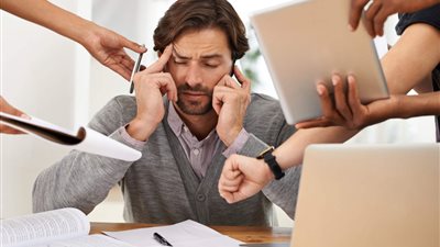 بالحيل النفسية والغذاء.. تحكم في أعصابك خلال ساعات العمل