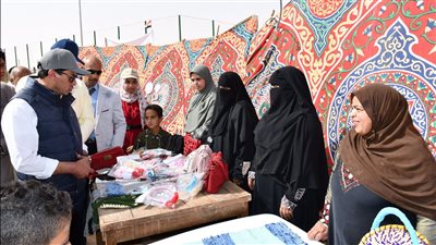 وزير الرياضة يفتتح معرض المنتجات اليدوية بمركز شباب القصر في الواحات البحرية