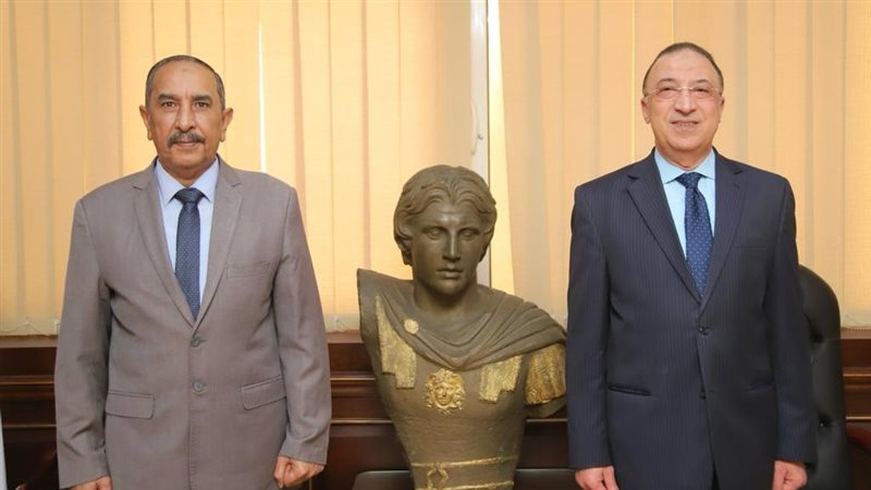 الشريف يكرم سكرتير
